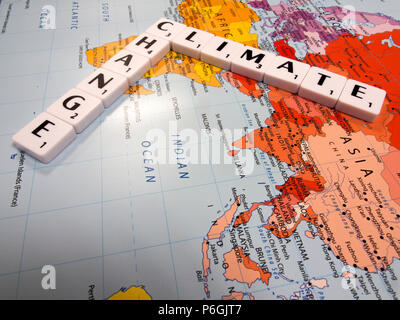 Darstellung der Klimawandel, die durchschnittliche globale Temperatur am schnellsten in der aufgezeichneten Geschichte zugenommen hat, auf Weltkarte Hintergrund Stockfoto