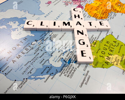 Darstellung der Klimawandel, die durchschnittliche globale Temperatur am schnellsten in der aufgezeichneten Geschichte zugenommen hat, auf Weltkarte Hintergrund Stockfoto