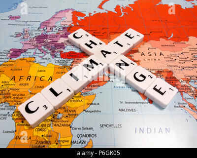 Darstellung der Klimawandel, die durchschnittliche globale Temperatur am schnellsten in der aufgezeichneten Geschichte zugenommen hat, auf Weltkarte Hintergrund Stockfoto