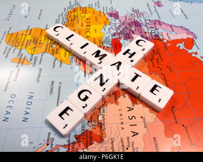 Darstellung der Klimawandel, die durchschnittliche globale Temperatur am schnellsten in der aufgezeichneten Geschichte zugenommen hat, auf Weltkarte Hintergrund Stockfoto