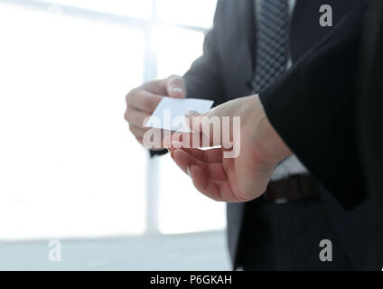 In der Nähe von zwei Geschäftsleute, die den Austausch von Visitenkarten Stockfoto