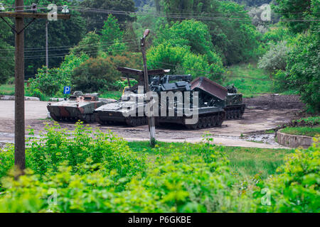 Alte militärische technische Ausrüstung auf dem Parkplatz. Stockfoto