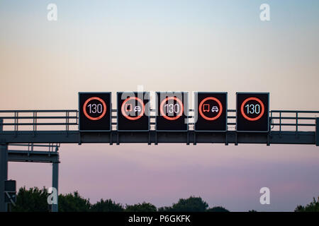 Digitale Beschilderung. Höchstgeschwindigkeit hautnah. Stockfoto