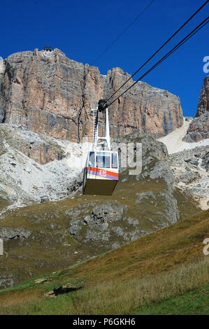 Seilbahn zum Sass Pordoi, Sella, Dolomiten, Italien Stockfoto