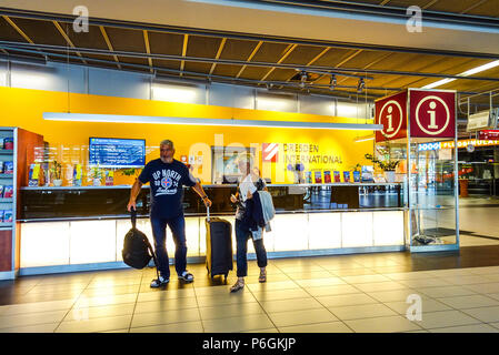 Leute, Flughafen Dresden, Sachsen, Deutschland Stockfoto