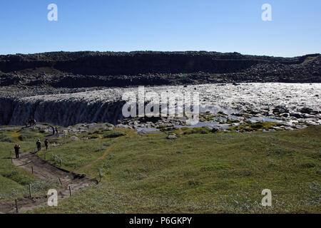 Europas grösster Wasserfall Dettifoss auf Jokulsa eine Fjollum River Island Polargebiete. Touristen auf dem Weg zum Wasserfall Dettifoss in Vatnajökull National Stockfoto