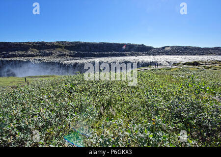 Europas grösster Wasserfall Dettifoss auf Jokulsa eine Fjollum River Island Polargebiete. Touristen auf dem Weg zum Wasserfall Dettifoss in Vatnajökull National Stockfoto