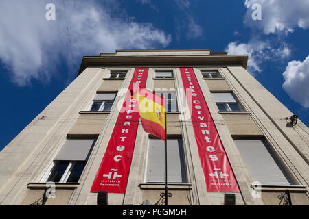 Belgrad, SERBIEN - 23. JUNI 2018: Logo von Cervantes Instute (Instituto Cervantes) auf ihren Belgrad Zweig mit einem spanischen Flagge. Instituto Cervantes ich Stockfoto