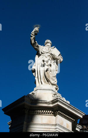 Denkmal vor der Kirche, Alcala de Henares, Madrid, Spanien Stockfoto