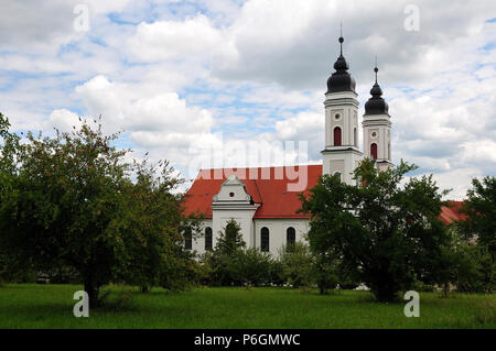 Blick über Obstgarten Klosterkirche Irsee, barocke Sehenswürdigkeit in der Region Allgäu in Süddeutschland Stockfoto