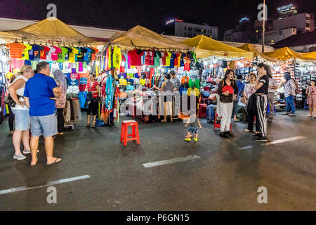 Vietnamesische Kinder spielen in der Straße in der Nähe des Nachtmarktes in Ho Chi Minh (Saigon) Stockfoto