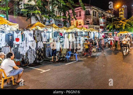 Vietnamesische Kinder spielen in der Straße in der Nähe des Nachtmarktes in Ho Chi Minh (Saigon) Stockfoto