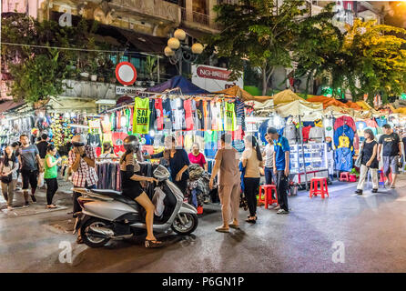 Vietnamesische Kinder spielen in der Straße in der Nähe des Nachtmarktes in Ho Chi Minh (Saigon) Stockfoto