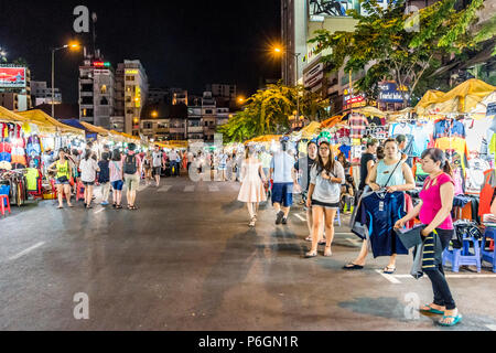 Vietnamesische Kinder spielen in der Straße in der Nähe des Nachtmarktes in Ho Chi Minh (Saigon) Stockfoto