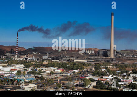 Bergbau-Rauchschornsteine in Mount Isa, Queensland, Australien Stockfoto