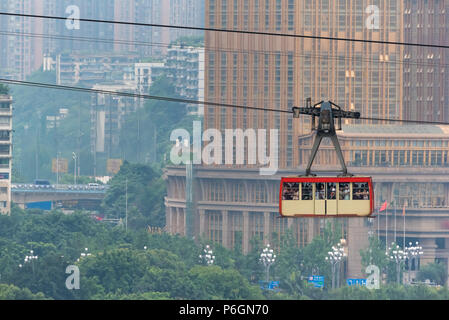 Chongqing, China - Juni 12, 2018: Urban cable car Transport von Touristen mit Wolkenkratzern im Hintergrund Stockfoto