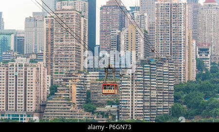 Chongqing, China - Juni 12, 2018: Urban cable car Transport von Touristen mit Wolkenkratzern im Hintergrund Stockfoto