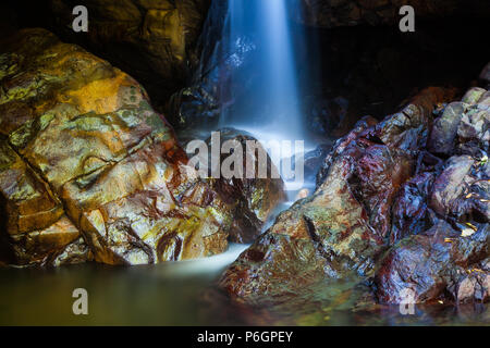 Panamalandschaft an den wunderschönen Wasserfällen Chorro las Yayas, in der Nähe von El Cope, Provinz Cocle, Republik Panama, Mittelamerika. Stockfoto