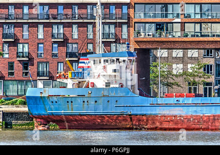 Rotterdam, Niederlande, 31. Mai 2018: Eine etwas rostig Seeschiff wird am Kai vertäut neighbouhood Lloydpier Wohn Stockfoto