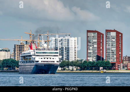 Rotterdam, Niederlande, 31. Mai 2018: Cruiseship Braemar übergibt die Nachbarschaft von katendrecht auf dem Weg an die Nordsee Stockfoto