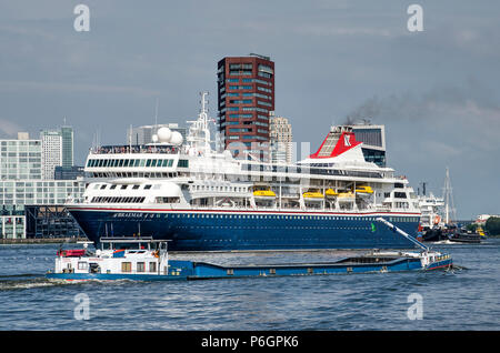 Rotterdam, Niederlande, 31. Mai 2018: Cruiseship Braemar auf dem Weg an die Nordsee trifft ein Binnenschiff auf dem Fluss Nieuwe Maas Stockfoto