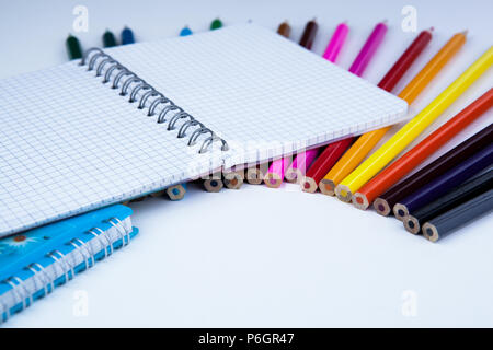 ein Stapel von Farbstiften Notebook Nahaufnahme Stockfoto