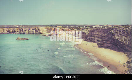 SAGRES, PORTUGAL - 25. AUGUST 2016: Luftaufnahme der Surfer auf Sandstrand in der Nähe von Sagres in Portugal Stockfoto