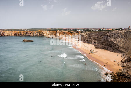 SAGRES, PORTUGAL - 25. AUGUST 2016: Luftaufnahme der Surfer auf Sandstrand in der Nähe von Sagres in Portugal Stockfoto