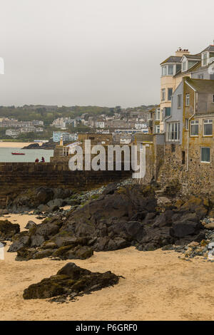 St. Ives, Cornwall, Großbritannien - 02 Mai 2014: Tag in St Ives Harbour bewölkt. Stadt liegt in der Keltischen See. Stockfoto