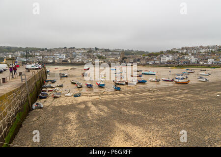 St. Ives, Cornwall, Großbritannien - 02 Mai 2014: St Ives Harbour Beach. Boote am Strand bei Ebbe. Stockfoto