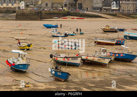 St. Ives, Cornwall, Großbritannien - 02 Mai 2014: St Ives Harbour Beach. Boote am Strand bei Ebbe. Stockfoto