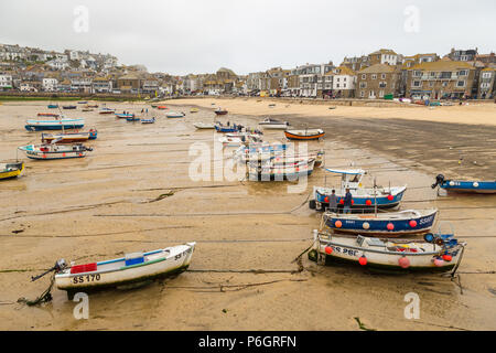 St. Ives, Cornwall, Großbritannien - 02 Mai 2014: St Ives Harbour Beach. Boote am Strand bei Ebbe. Stockfoto