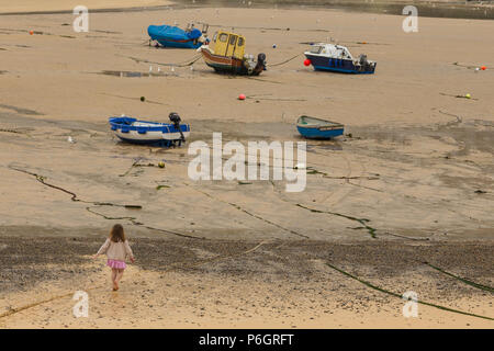 St. Ives, Cornwall, Großbritannien - 02 Mai 2014: St Ives Harbour Beach. Boote am Strand bei Ebbe. Stockfoto