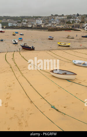 St. Ives, Cornwall, Großbritannien - 02 Mai 2014: St Ives Harbour Beach. Boote am Strand bei Ebbe. Stockfoto