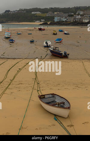 St. Ives, Cornwall, Großbritannien - 02 Mai 2014: St Ives Harbour Beach. Boote am Strand bei Ebbe. Stockfoto