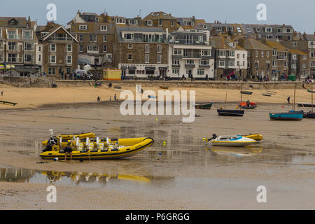 St. Ives, Cornwall, Großbritannien - 02 Mai 2014: St Ives Harbour Beach. Boote am Strand bei Ebbe. Stockfoto