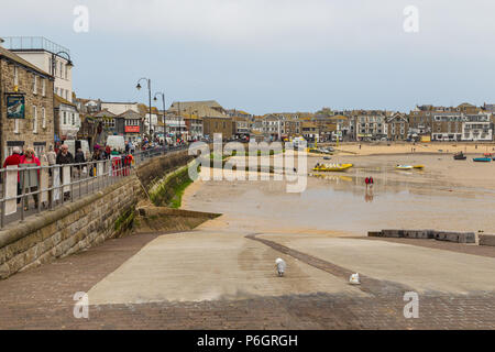 St. Ives, Cornwall, Großbritannien - 02 Mai 2014: St Ives Harbour Beach. Boote am Strand bei Ebbe. Stockfoto