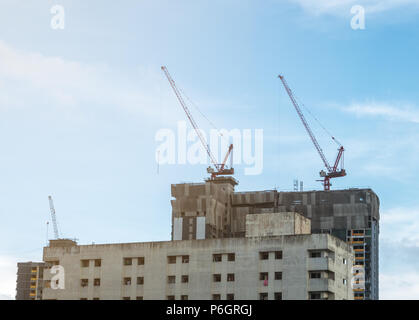 Baukran arbeitet auf hohe Gebäude. Stockfoto