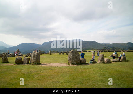 Touristen am Castlerigg Steinkreis cumbria England Großbritannien Stockfoto