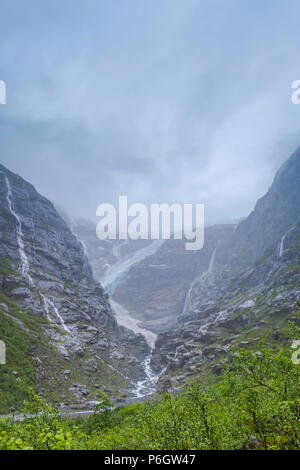 Gletscher Kjenndalsbreen im Tal Loendal, Loen, Norwegen, Gletscherzunge und Wasserfall im Nebel Stockfoto