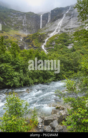 Berge in der Nähe der Gletscher Kjenndalsbreen im Tal Loendal, Loen, Norwegen, Gletscher und Wasserfälle Stockfoto