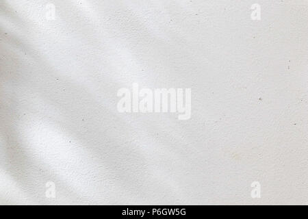 Schwarz und Weiß abstrakt Hintergrund textuer der Schatten Lamelle auf einer Betonwand. Stockfoto