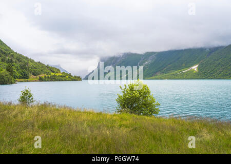 See Lovatnet in das Jostedalen und Wolke bedeckte Berge, Loen, Norwegen, Weide, Dorf Breng Stockfoto