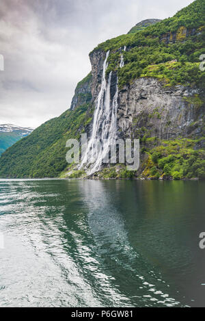 Wasserfall Sieben Schwestern, Geirangerfjord, Norwegen, vom Fjord gesehen Stockfoto