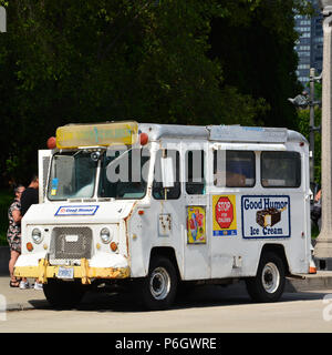 Ein vintage Gute Laune ice cream Truck in der Nähe des Chicago Millennium Park. Stockfoto