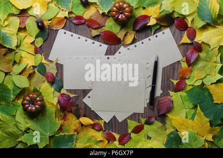 Zusammensetzung der vergilbten und gerötete Ahorn Blätter auf dem Tisch Herbst Stockfoto