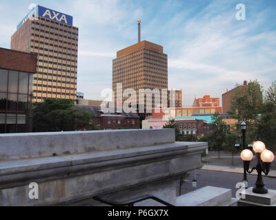 In Syracuse, New York, USA. Juli 1, 2018. Ansicht der AXA Türme, die einst als Mony Türme bekannt, aus Columbus Circle in Downtown Syracuse, New York Stockfoto