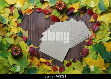 Zusammensetzung der vergilbten und gerötete Ahorn Blätter auf dem Tisch Herbst Stockfoto