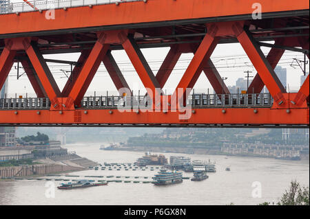 Chongqing, China - 12. Juni 2018: DongShuiMen Brücke über Fluss Yangtze bei Tageslicht Stockfoto