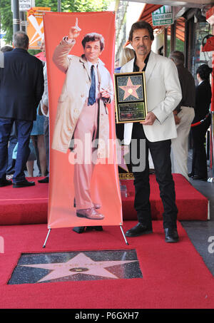 PETER FALK posthum geehrt MIT STERN AUF DEM WALK OF FAME in Los Angeles. An der Zeremonie Joe Mantegna - Peter Falk Star Joe Mantegna bei Peter Falk Stern 84 Veranstaltung in Hollywood Leben - Kalifornien, Red Carpet Event, USA, Filmindustrie, Prominente, Fotografie, Bestof, Kunst, Kultur und Unterhaltung, Topix prominente Mode, Besten, Hollywood Leben, Event in Hollywood Leben - Kalifornien, Film Stars, TV Stars, Musik, Promis, Topix, Bestof, Kunst, Kultur und Unterhaltung, Fotografie, Anfrage tsuni@Gamma-USA.com, Kredit Tsuni/USA, ausgezeichnet mit einem Stern auf dem Holl. Stockfoto